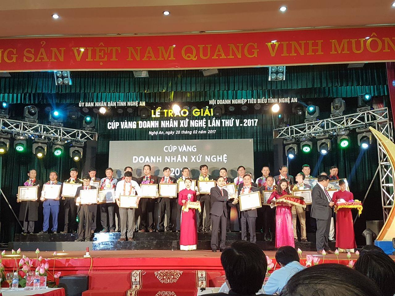 TGĐ CT TNHH Nhựa TNTP miền trung được trao giải thưởng “Cúp vàng doanh nhân xứ Nghệ” lần thứ 5 - Năm 2017